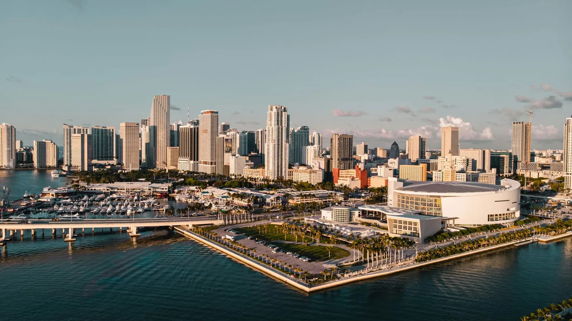 Miami şehir merkezi silueti, marina ve körfez — havadan görünüm