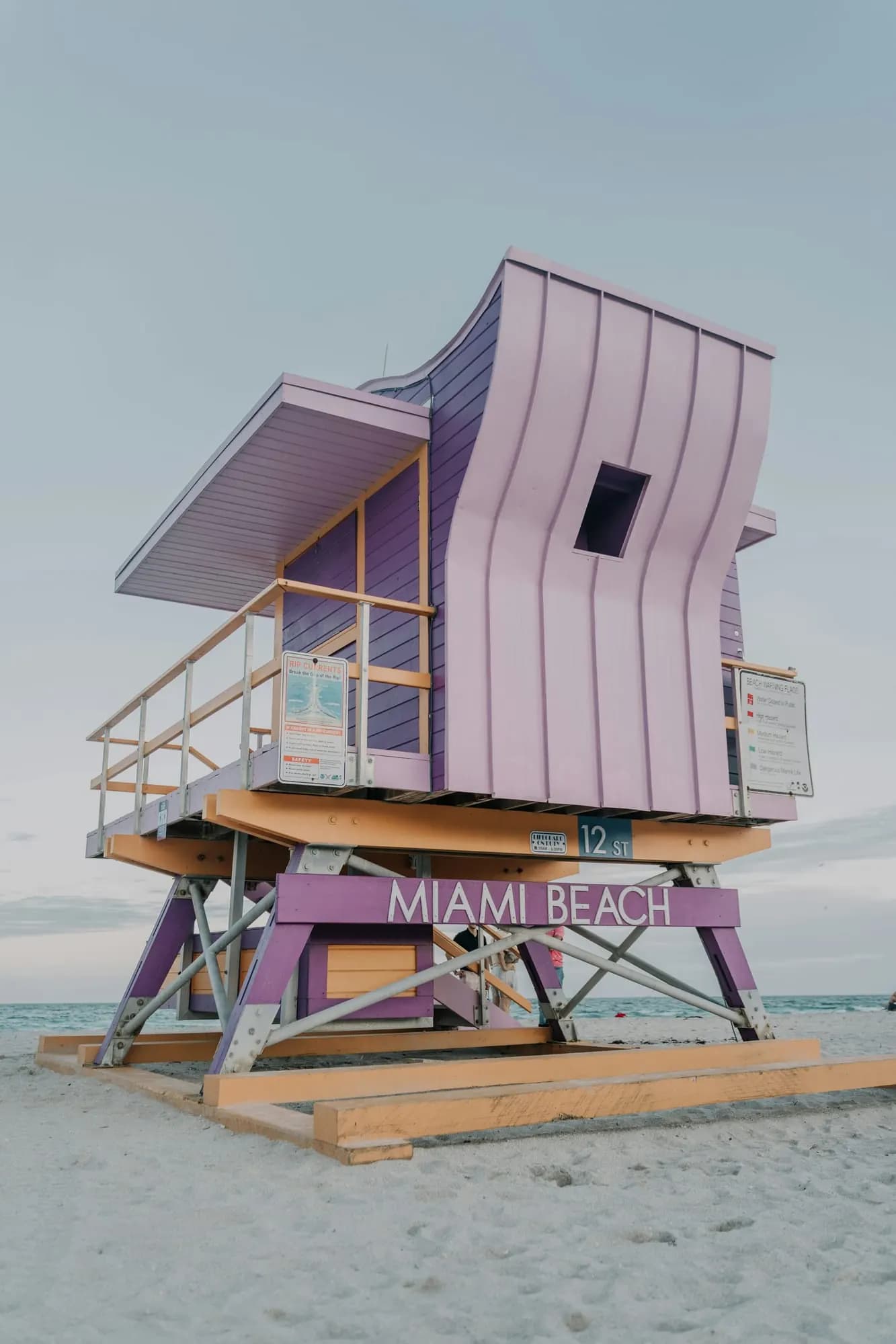 Üzerinde “Miami Beach” yazan pembe cankurtaran kulesi