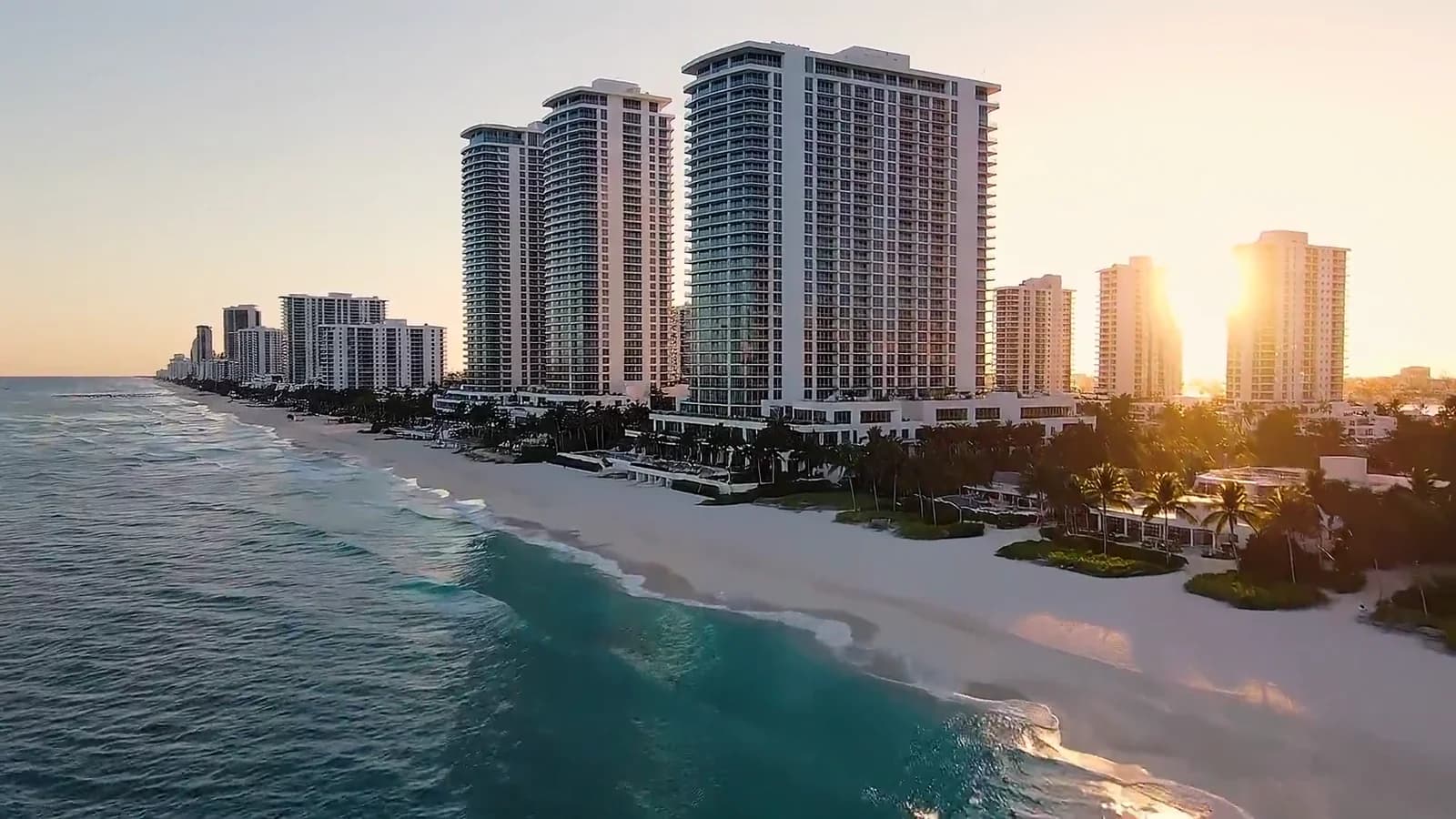 Miami kıyı şeridi ve konut kuleleri, gün batımında havadan