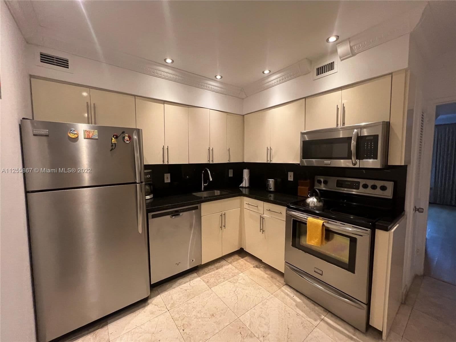 2-bedroom Condo — 5161 Collins Ave #1711, Miami Beach, FL 33140