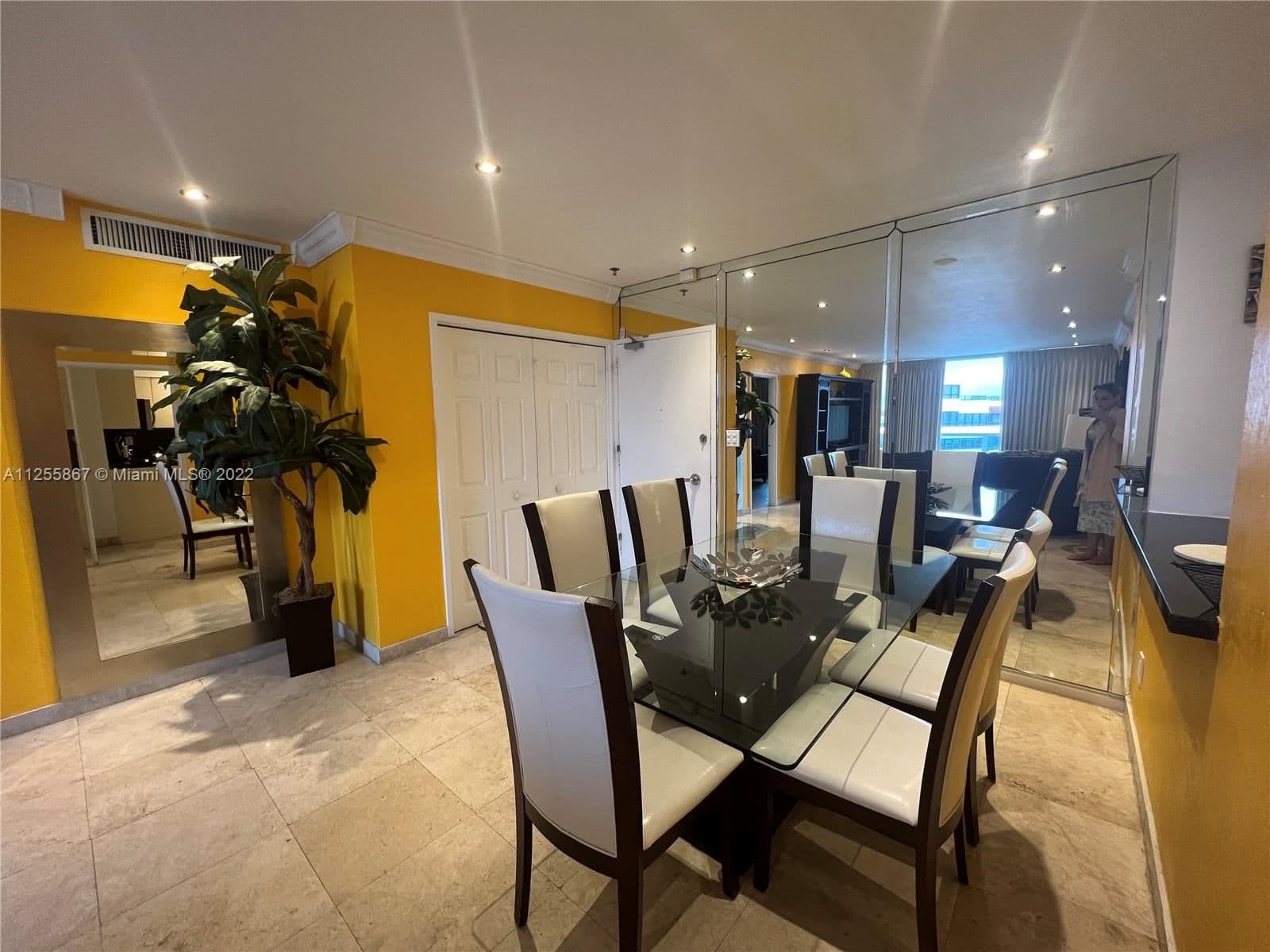 2-bedroom Condo — 5161 Collins Ave #1711, Miami Beach, FL 33140