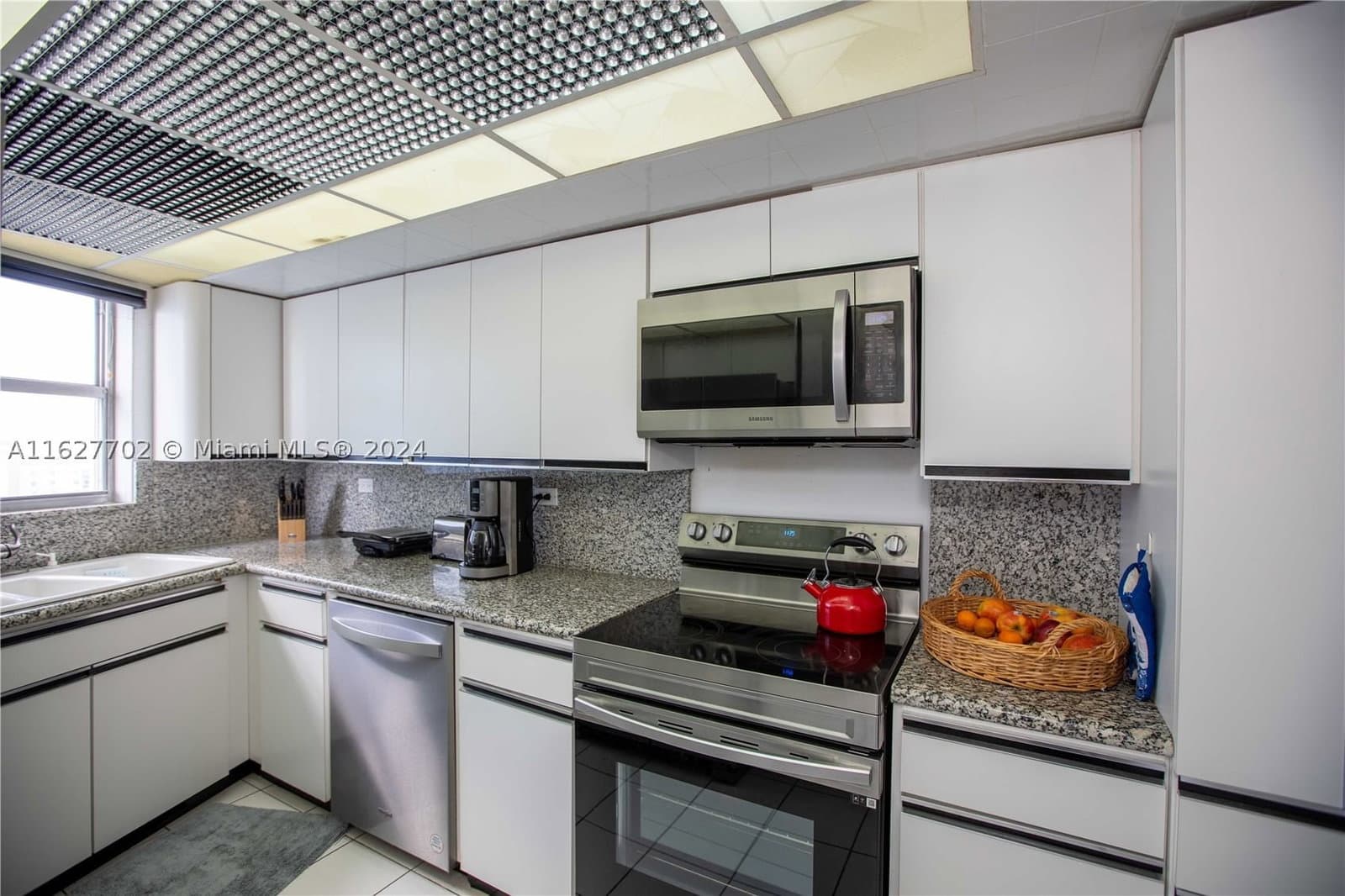 2+1 Condo — 6039 Collins Ave #1728, Miami Beach, FL 33140