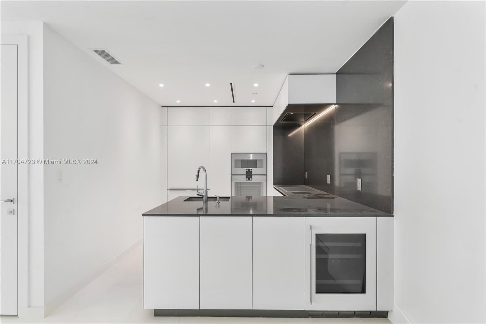 2+1 Condo — 300 Biscayne Blvd Way #5209, Miami, FL 33131