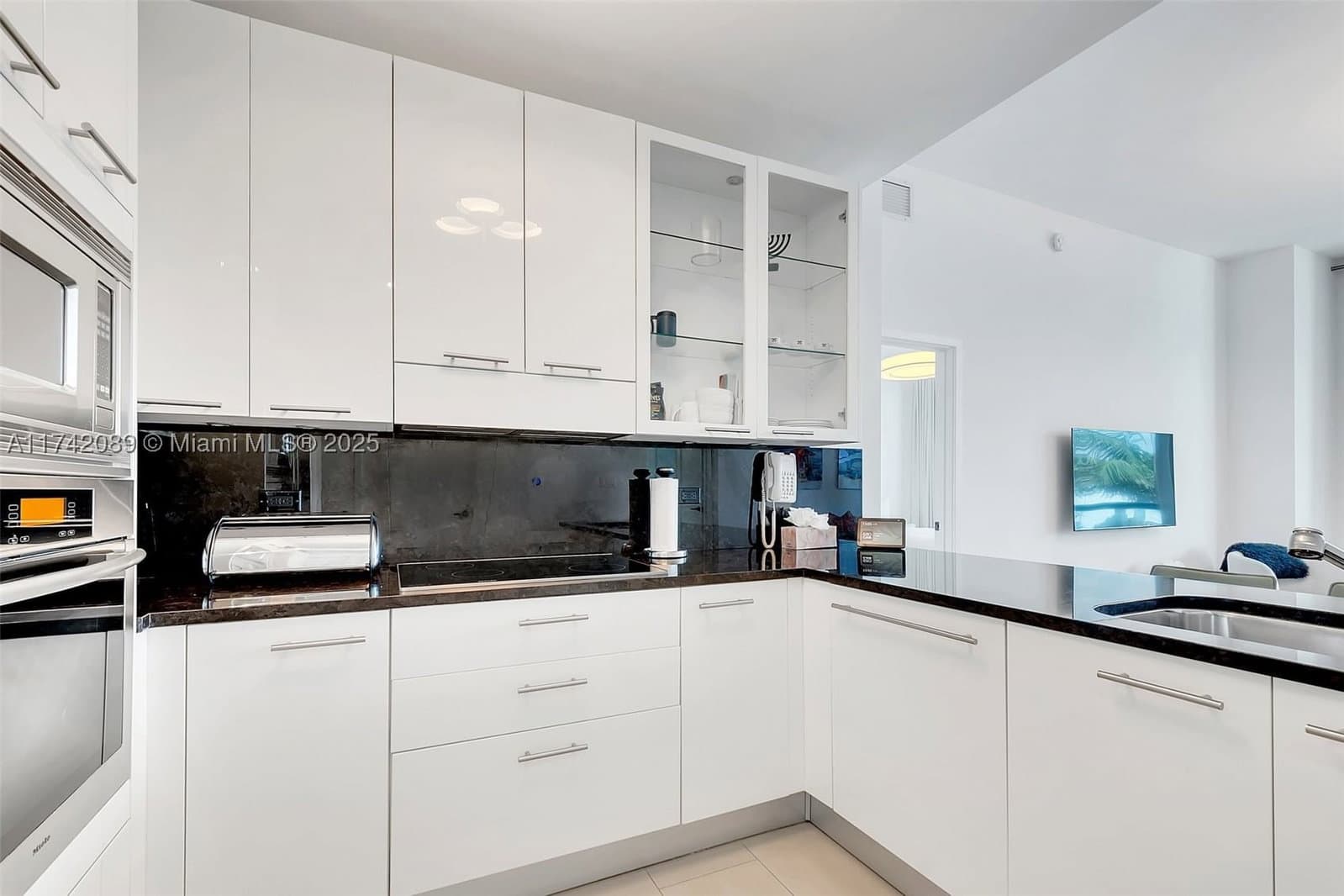 2+1 Condo — 6799 Collins Ave #312, Miami Beach, FL 33141