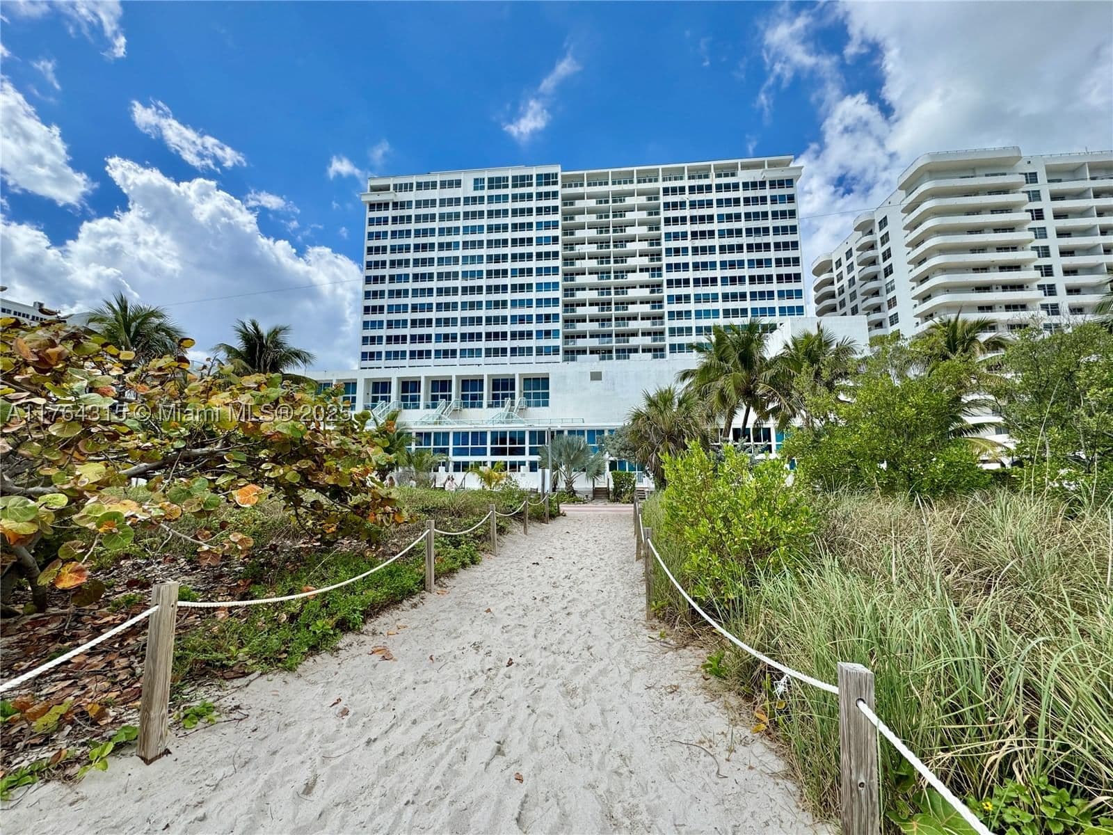 1+1 Condo — 5445 Collins Ave #TH-11, Miami Beach, FL 33140