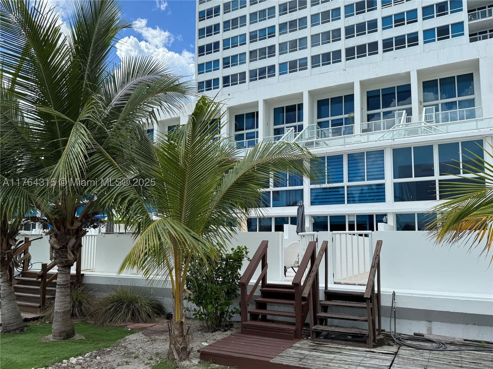 1+1 Condo — 5445 Collins Ave #TH-11, Miami Beach, FL 33140