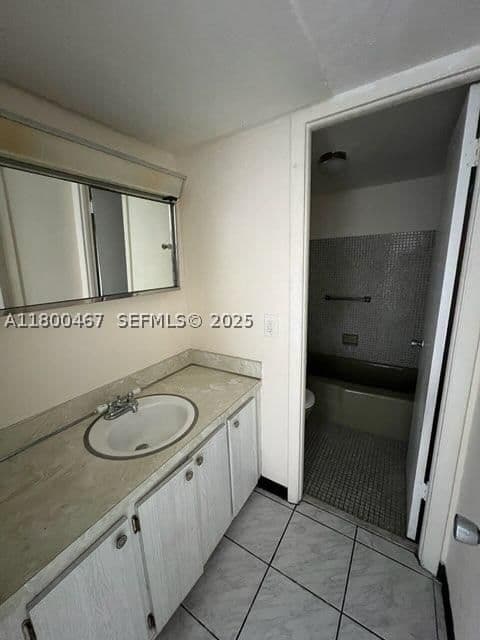1-bedroom Condo — 7125 Dickens Ave #4, Miami Beach, FL 33141