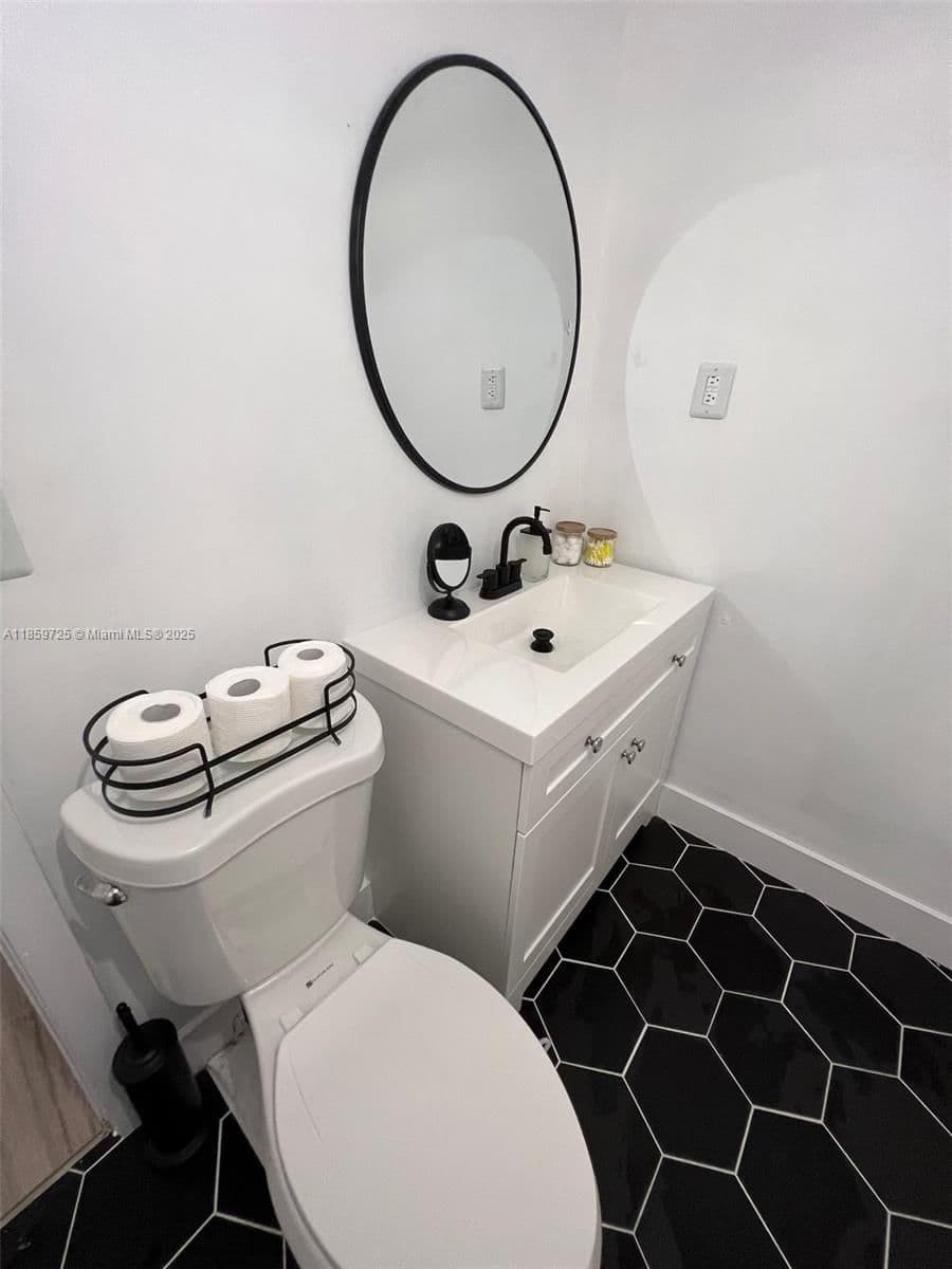 2-bedroom Property — 2701 24th Ct #R, Miami, FL 33142