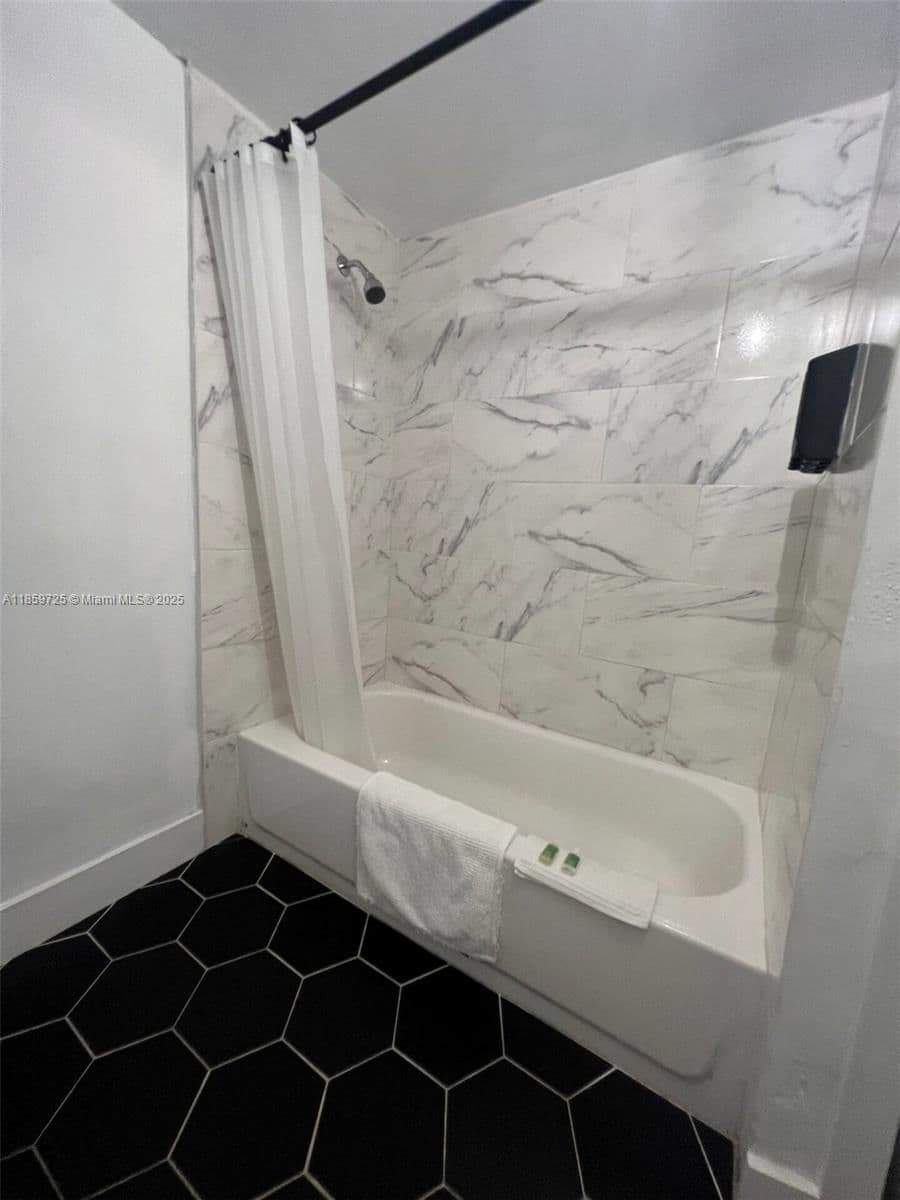 2-bedroom Property — 2701 24th Ct #R, Miami, FL 33142