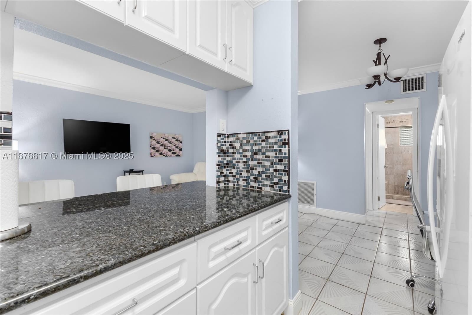 1+1 Kooperatif — 350 Collins Ave #103, Miami Beach, FL 33139