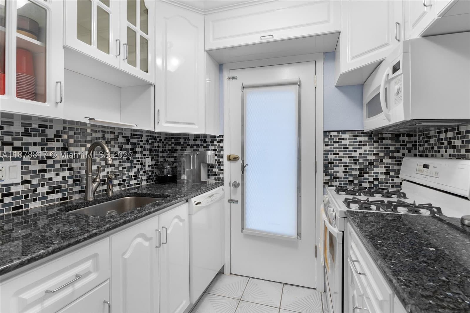 1+1 Kooperatif — 350 Collins Ave #103, Miami Beach, FL 33139