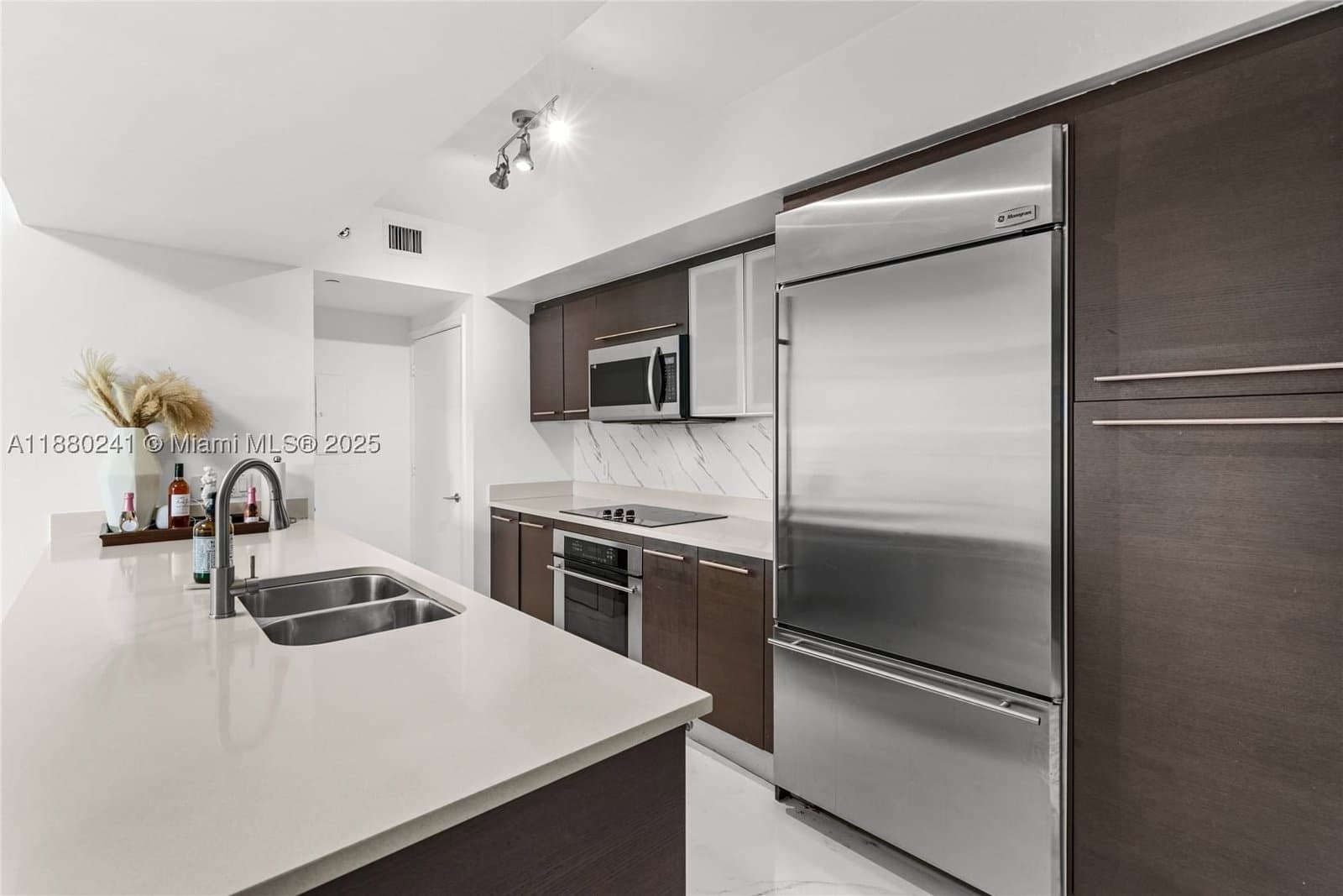 2+1 Condo — 55 6th St #1203, Miami, FL 33131