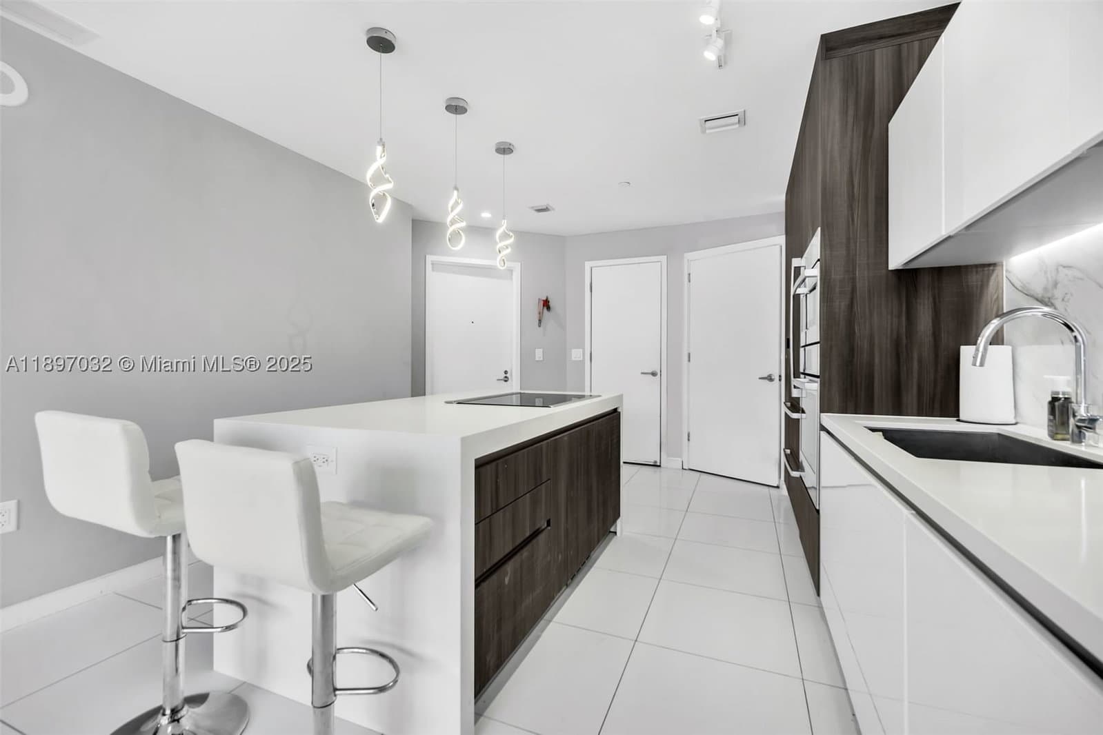 2+1 Condo — 851 1st Ave #806, Miami, FL 33132