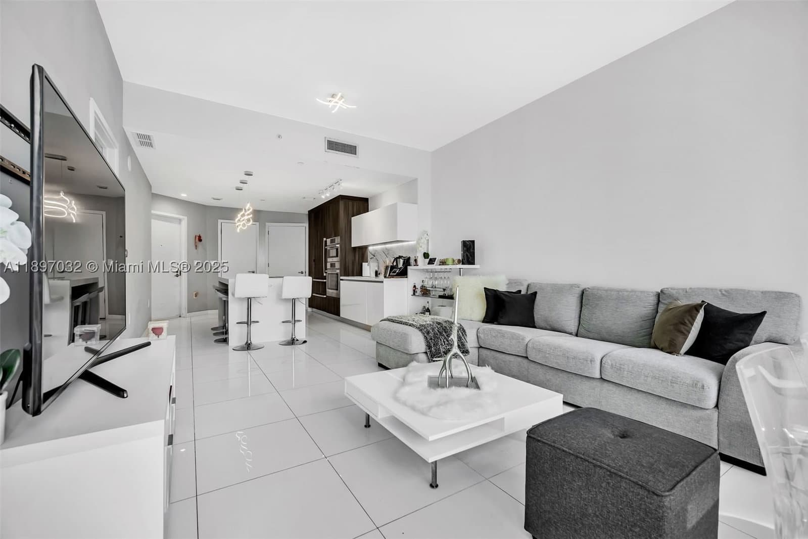 2+1 Condo — 851 1st Ave #806, Miami, FL 33132
