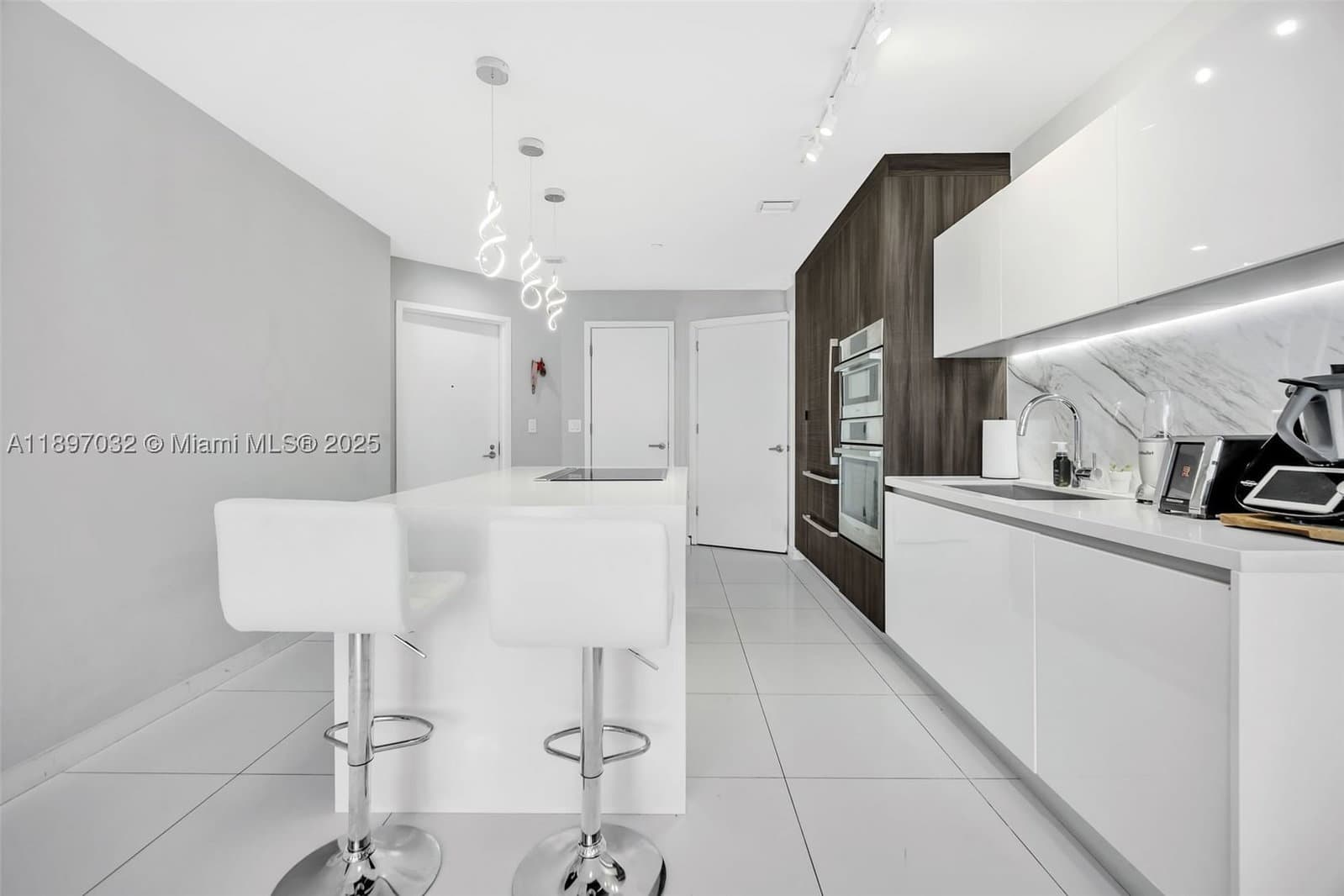 2+1 Condo — 851 1st Ave #806, Miami, FL 33132