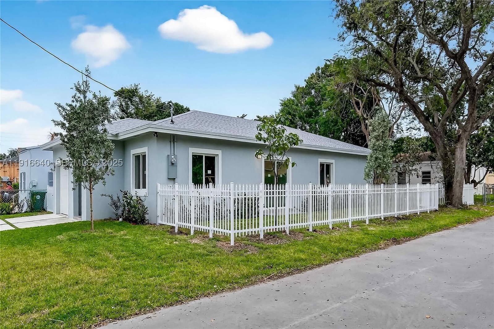 3+1 Müstakil ev — 1346 44th St, Miami, FL 33142