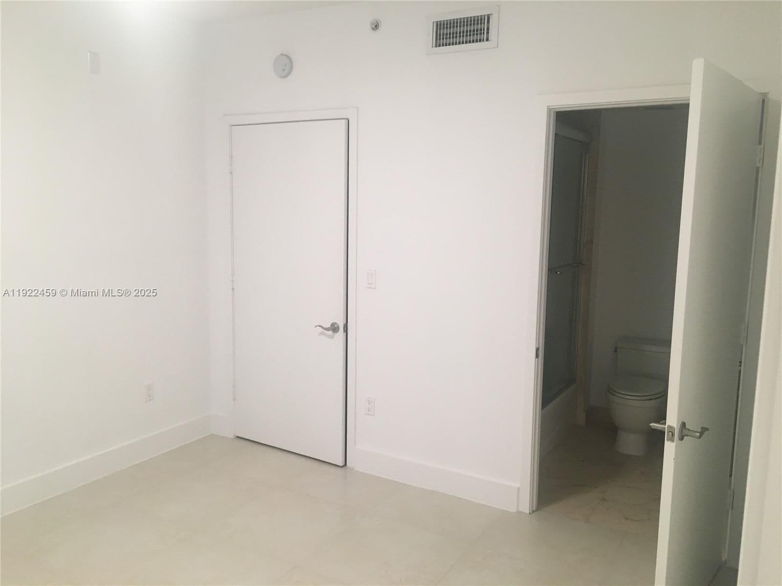 1-bedroom Condo — 6000 Collins Ave #521, Miami Beach, FL 33140