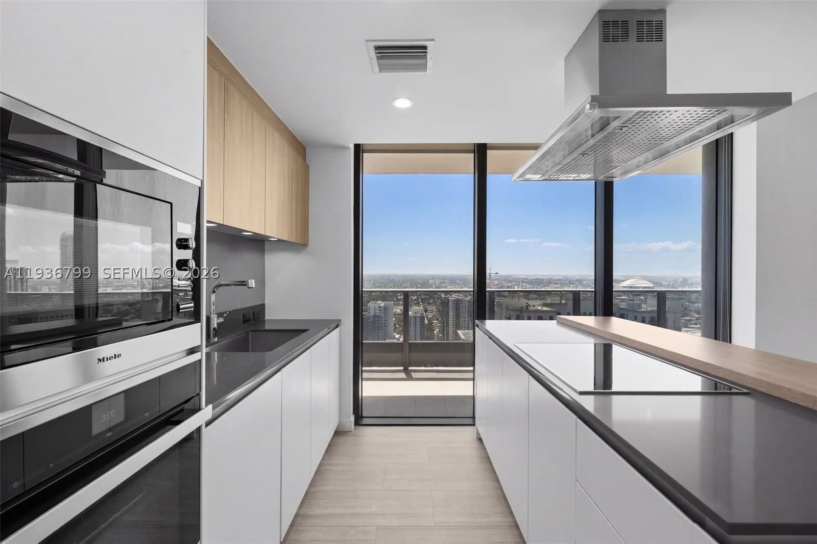2-bedroom Condo — 1000 Brickell Plz #4212, Miami, FL 33131
