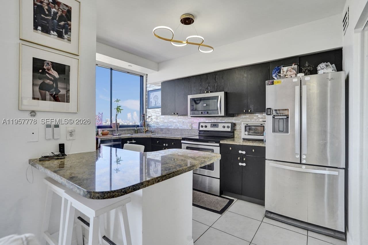 2-bedroom Condo — 1330 West Ave #1811, Miami Beach, FL 33139