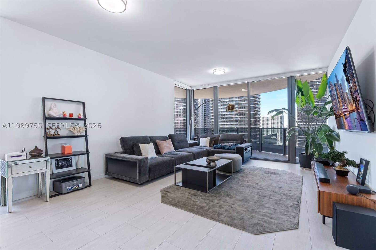 2+1 Condo — 1000 Brickell Plz #2812, Miami, FL 33131
