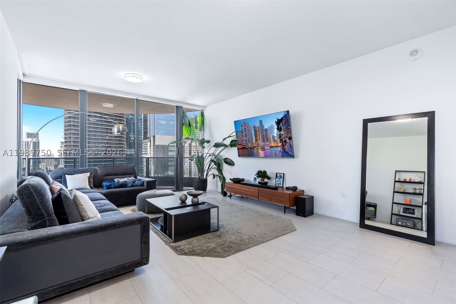 2+1 Condo — 1000 Brickell Plz #2812, Miami, FL 33131