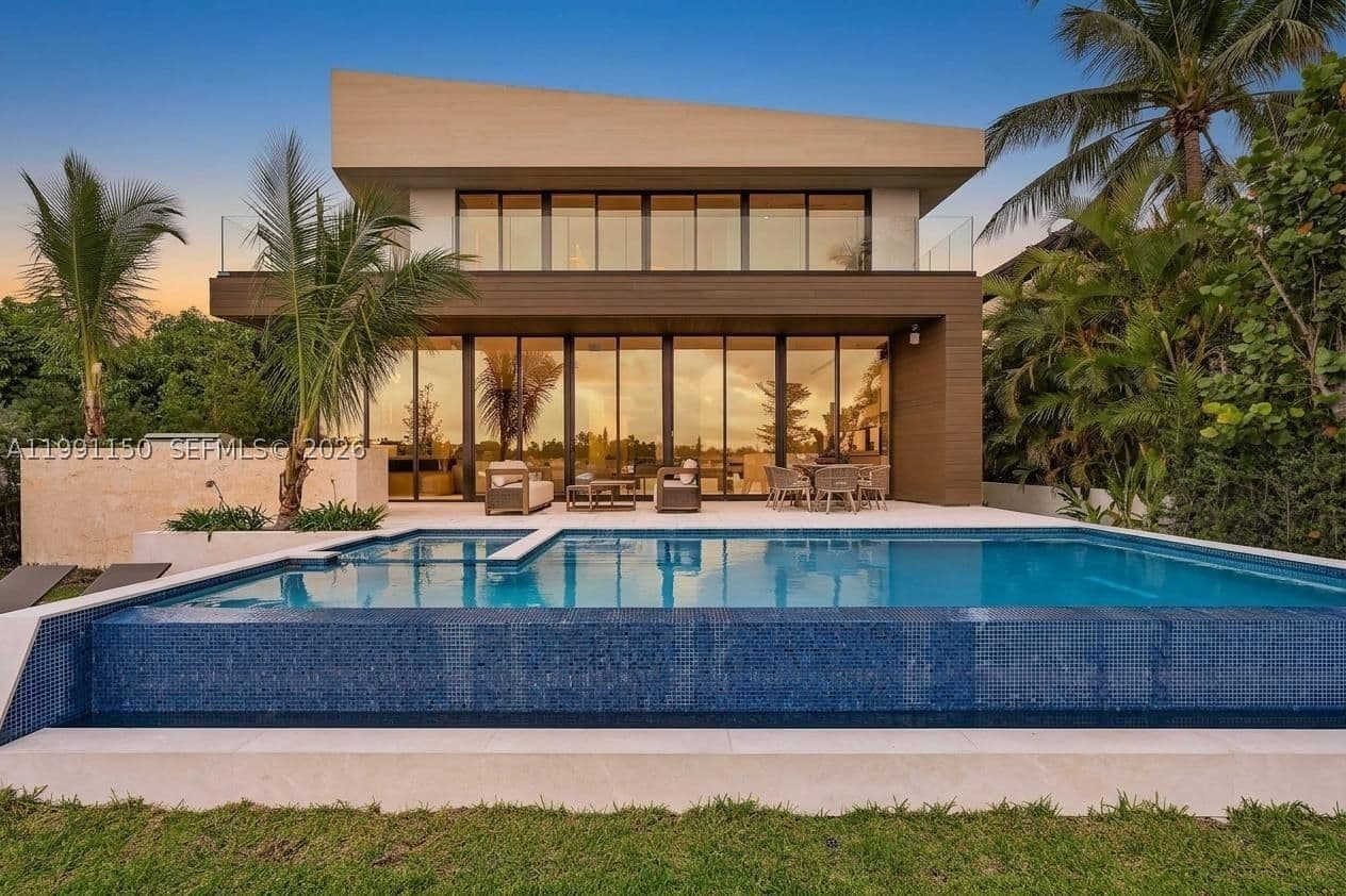 5-bedroom Single-Family Home — 535 Shore Dr, Miami Beach, FL 33141