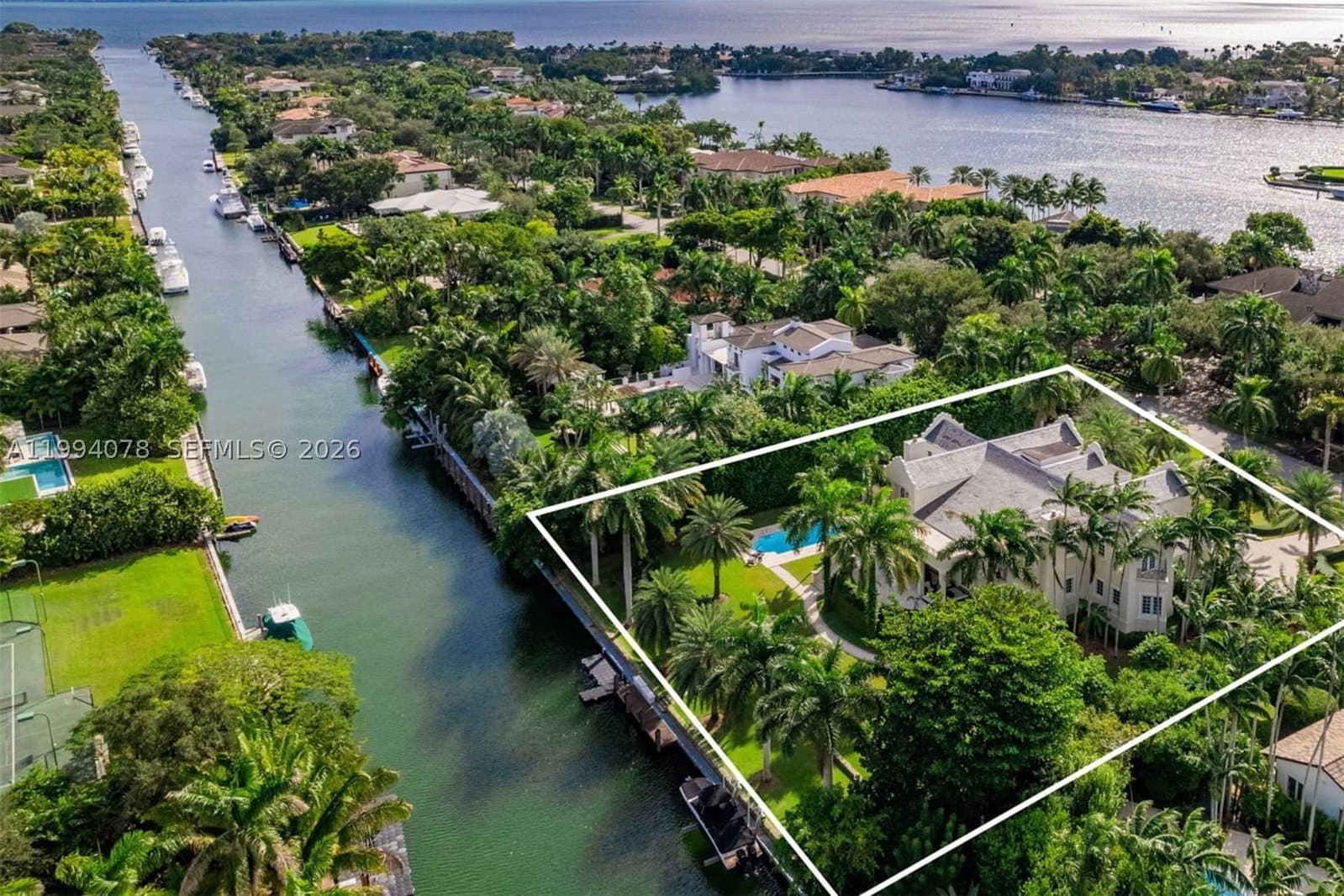 6+1 Müstakil ev — 585 Arvida Pkwy, Coral Gables, FL 33156