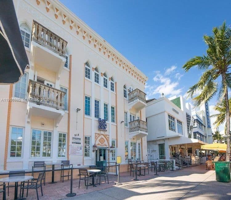 1-bedroom Condo — 918 Ocean Dr #202, Miami Beach, FL 33139