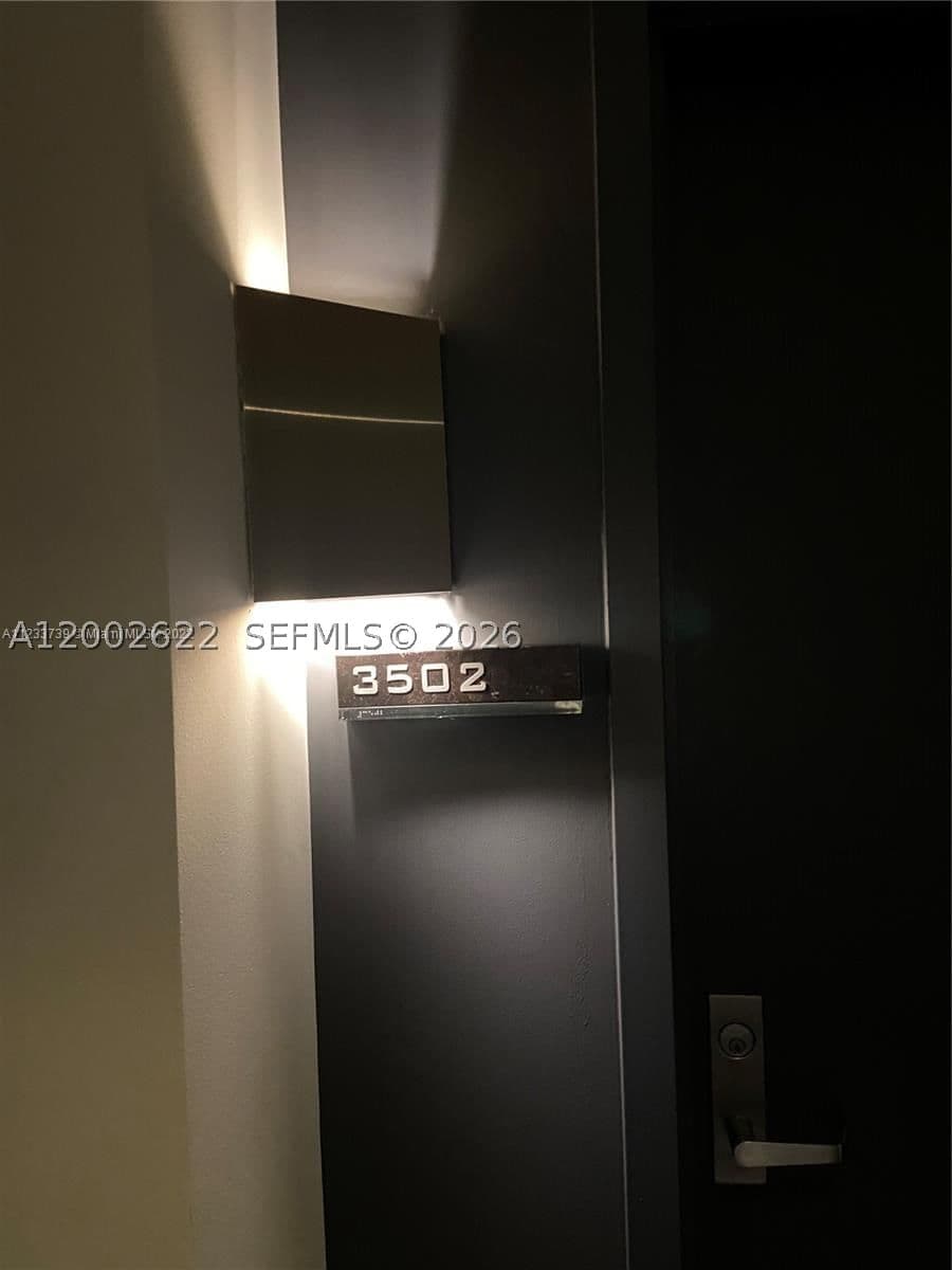 1+1 Condo — Miami, FL 33131