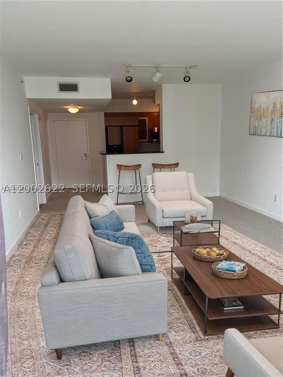 1+1 Condo — Miami, FL 33131