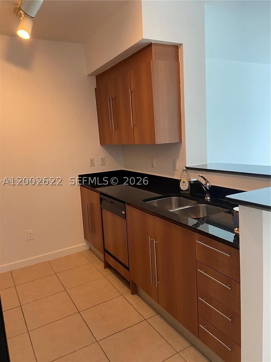 1+1 Condo — Miami, FL 33131