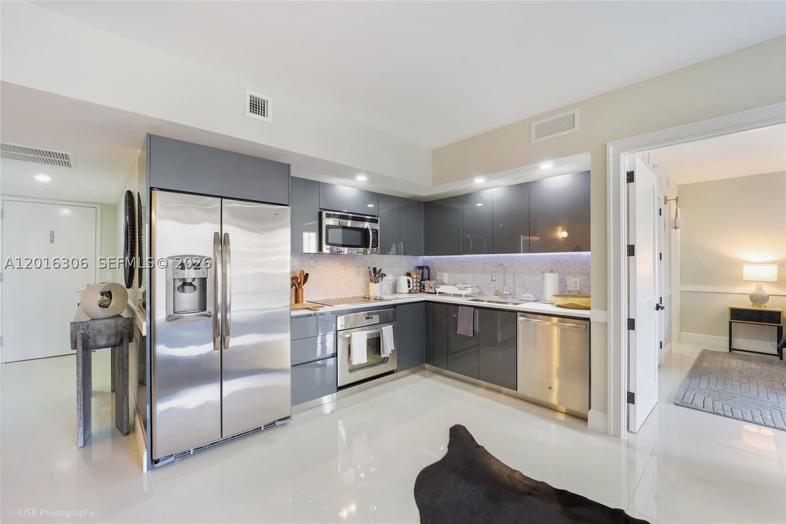 2+1 Condo — 31 6th St #2207, Miami, FL 33131