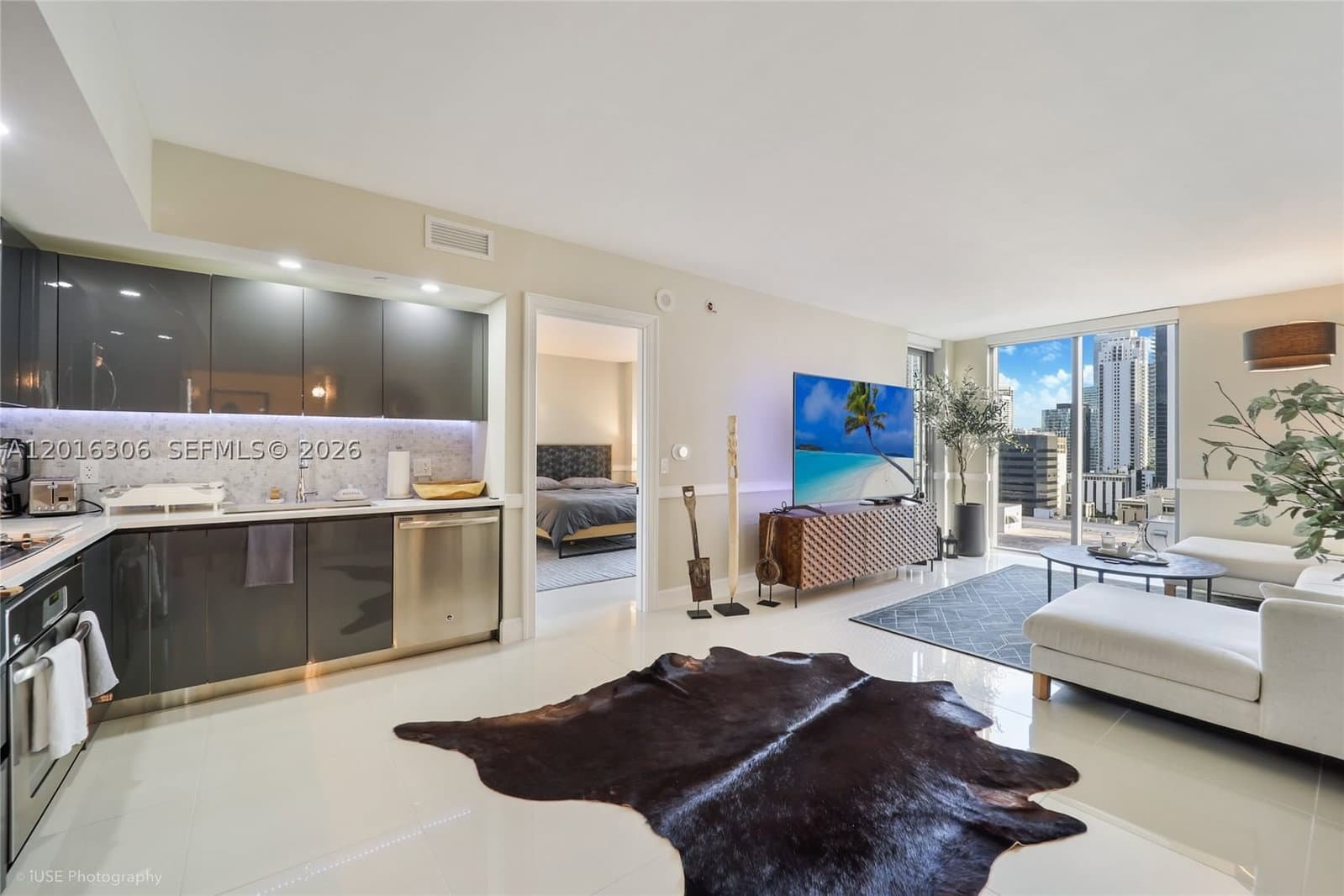 2+1 Condo — 31 6th St #2207, Miami, FL 33131