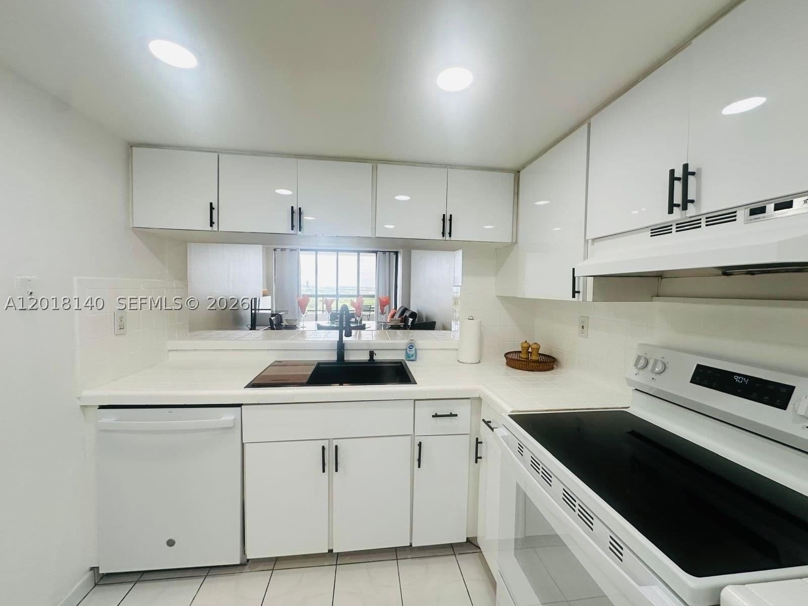1-bedroom Condo — 2555 Collins Ave #1804, Miami Beach, FL 33140