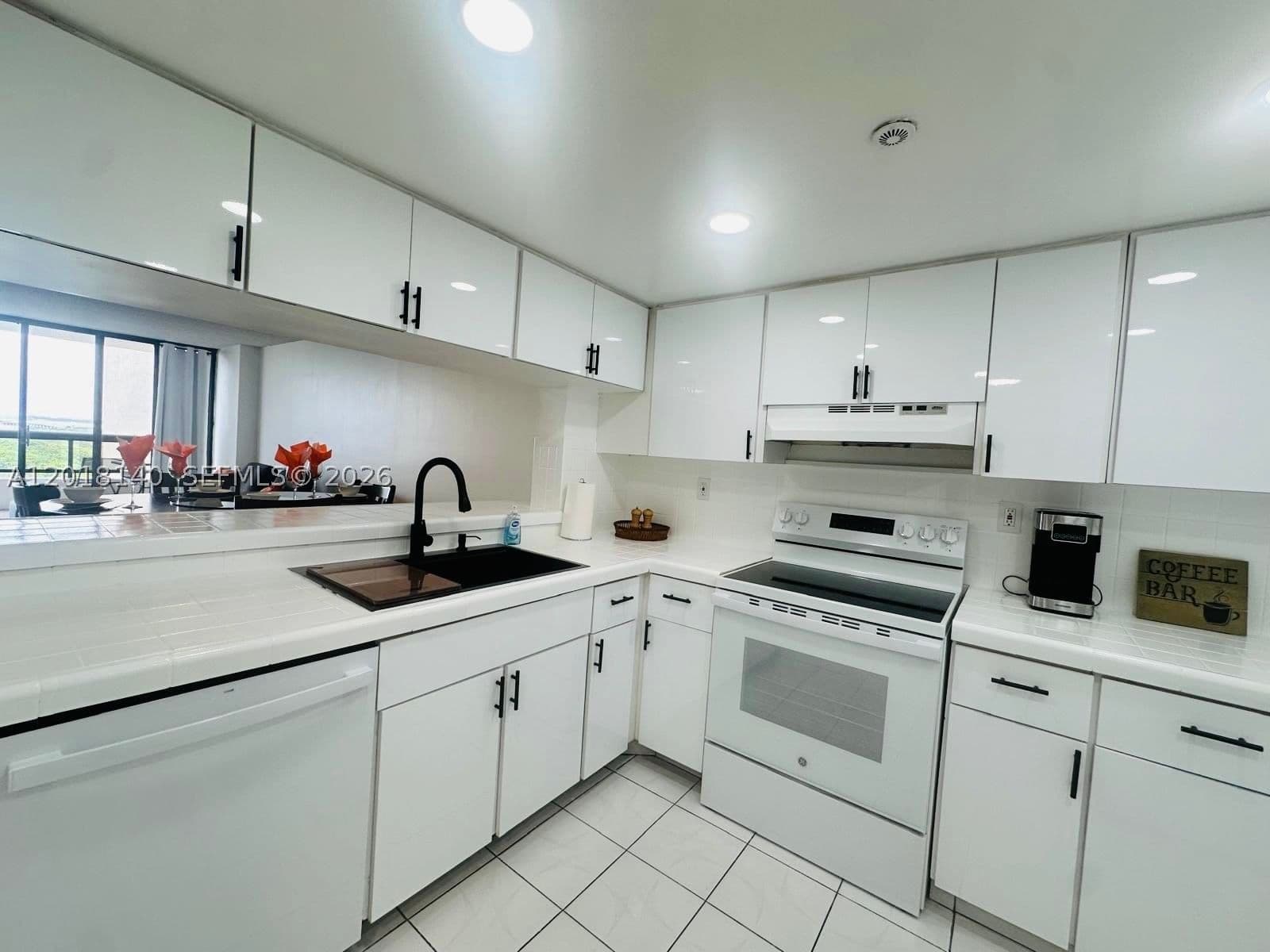 1-bedroom Condo — 2555 Collins Ave #1804, Miami Beach, FL 33140