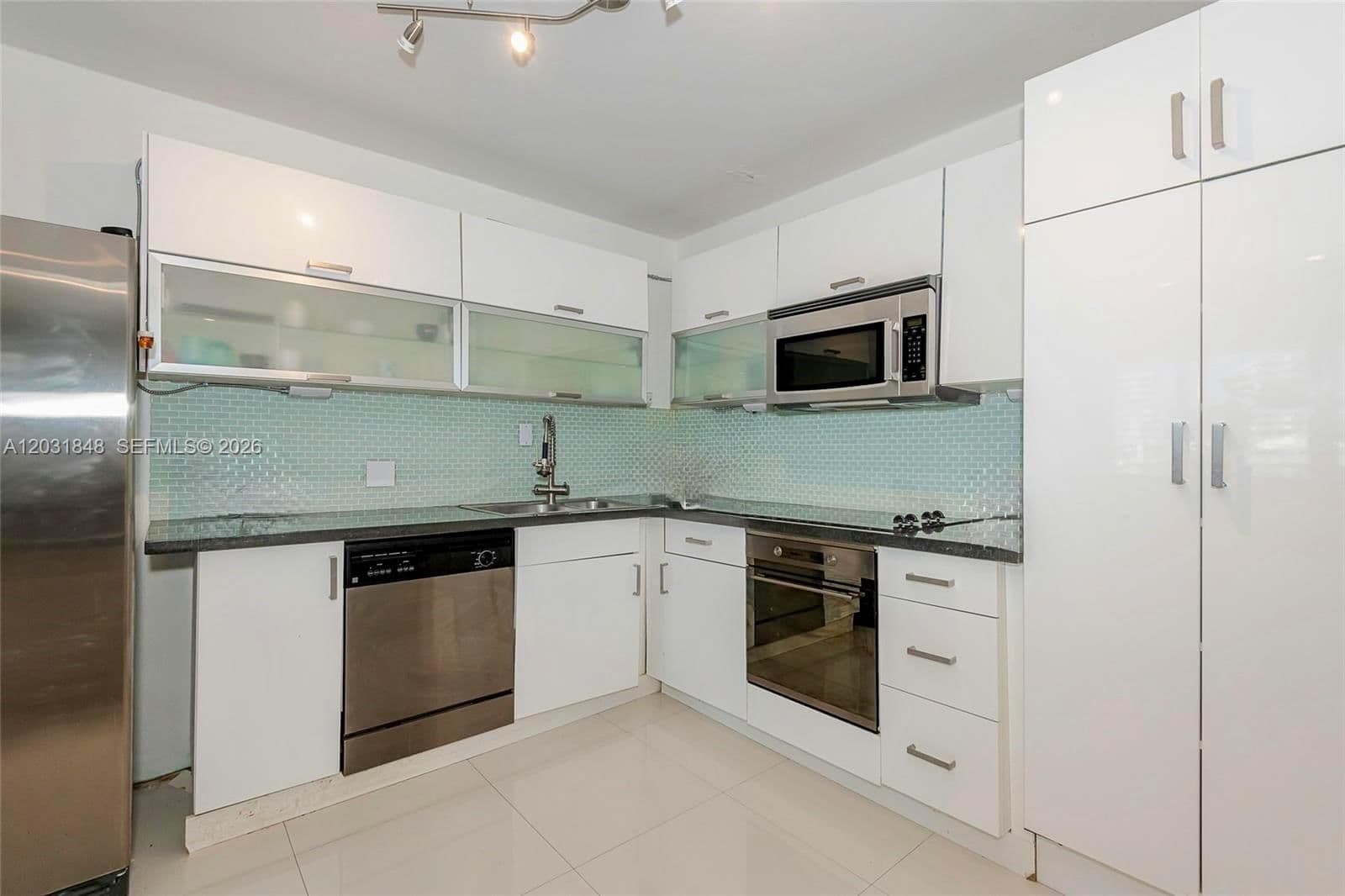 2+1 Condo — 900 Bay Dr #122, Miami Beach, FL 33141