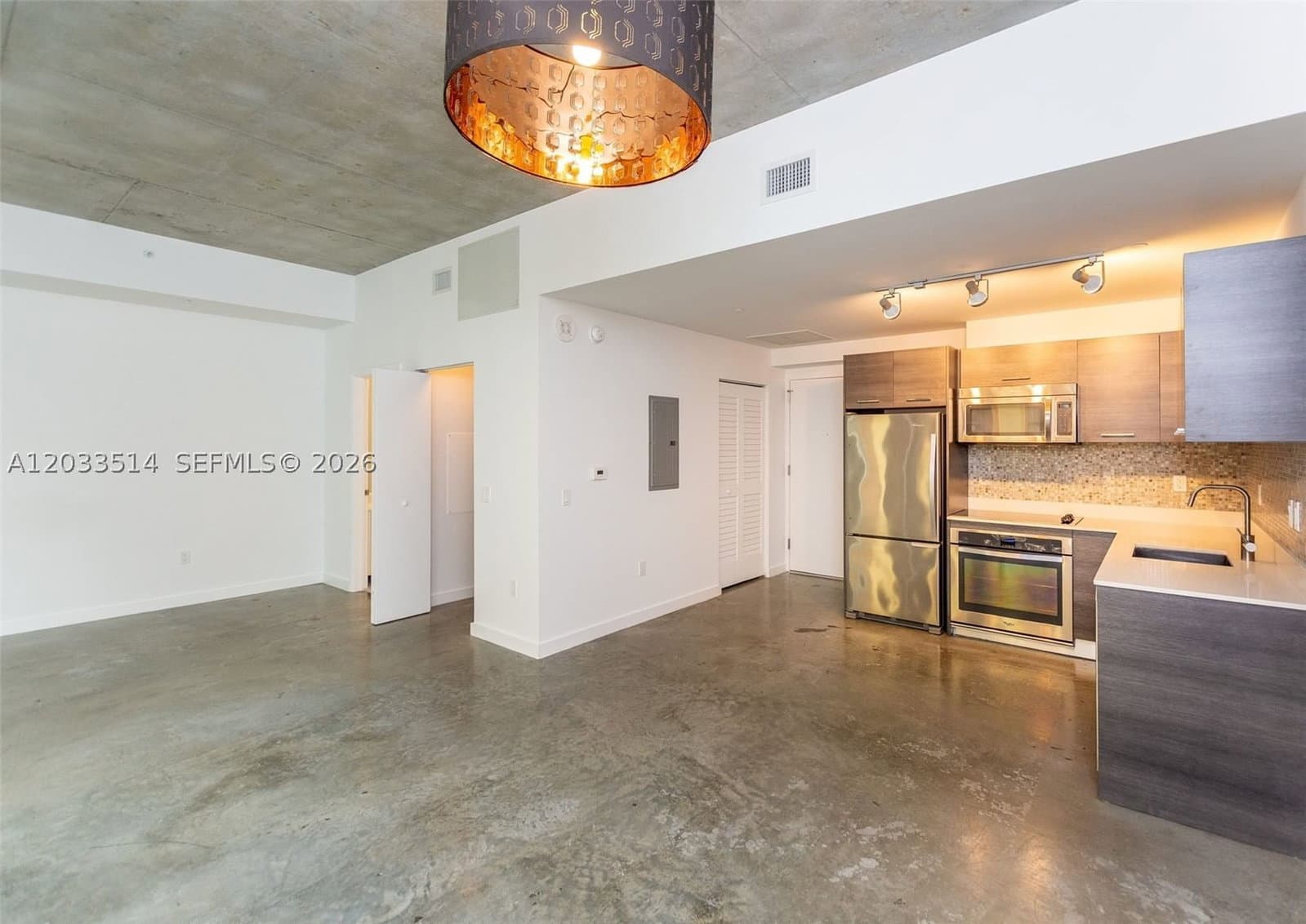 1+1 Condo — 151 1st St #807, Miami, FL 33131