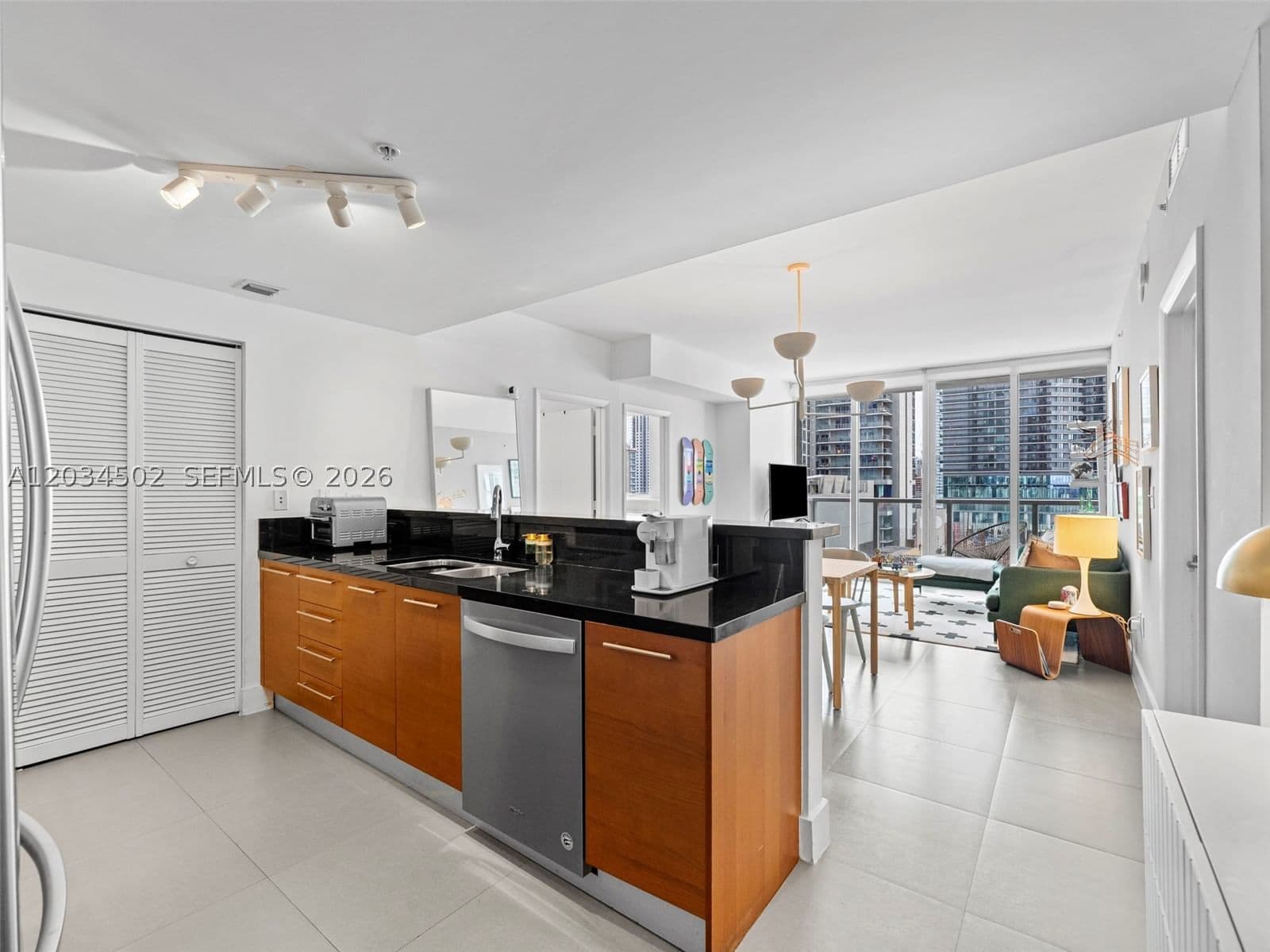 2-bedroom Condo — 253 2nd St #1801, Miami, FL 33132