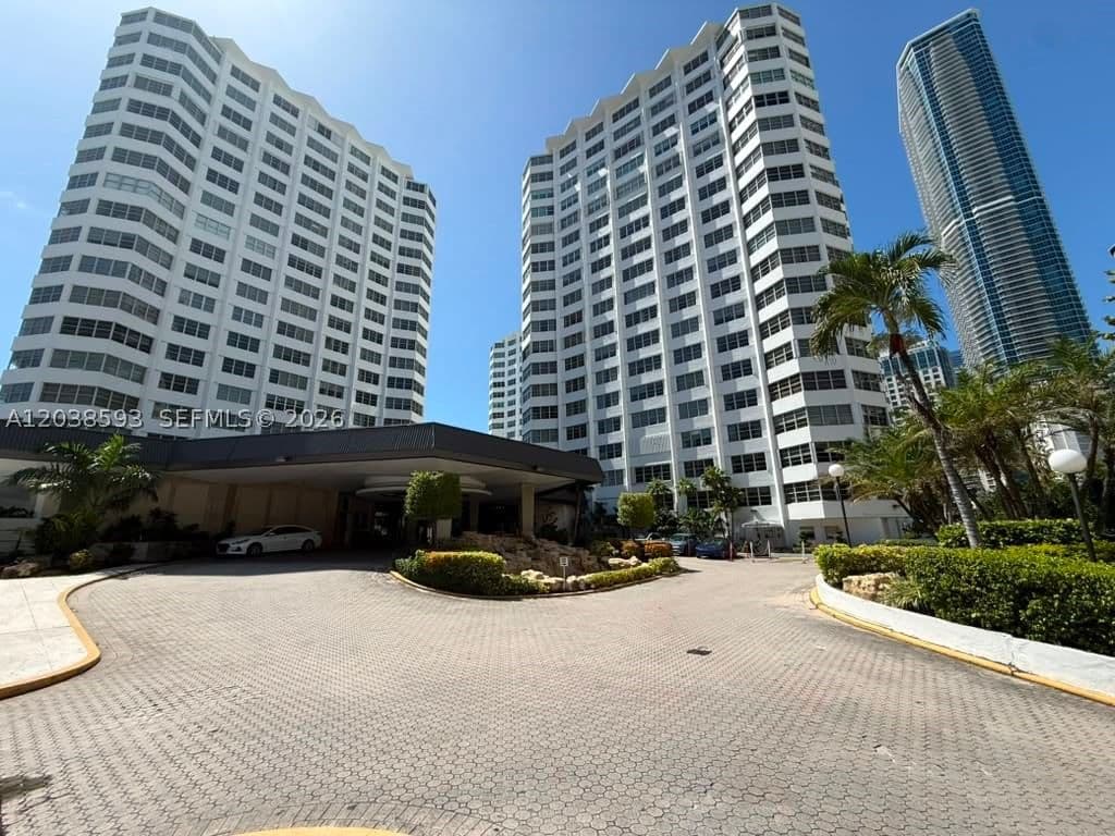 2+1 Condo — 801 Brickell Bay Dr #765, Miami, FL 33131