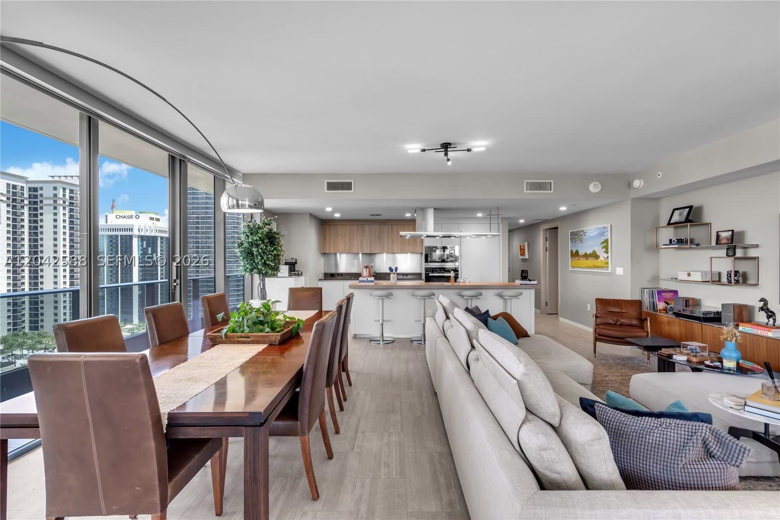 3-bedroom Condo — 1000 Brickell Plz #2402, Miami, FL 33131
