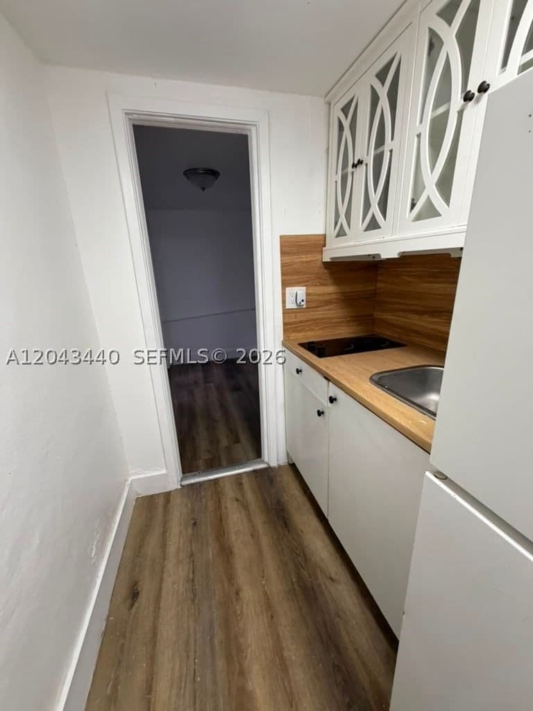 2+1 Müstakil ev — 2137 1st Ter #Back, Miami, FL 33125