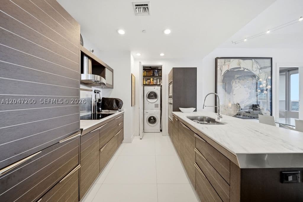 2-bedroom Condo — 200 Biscayne Boulevard Way #5110, Miami, FL 33131