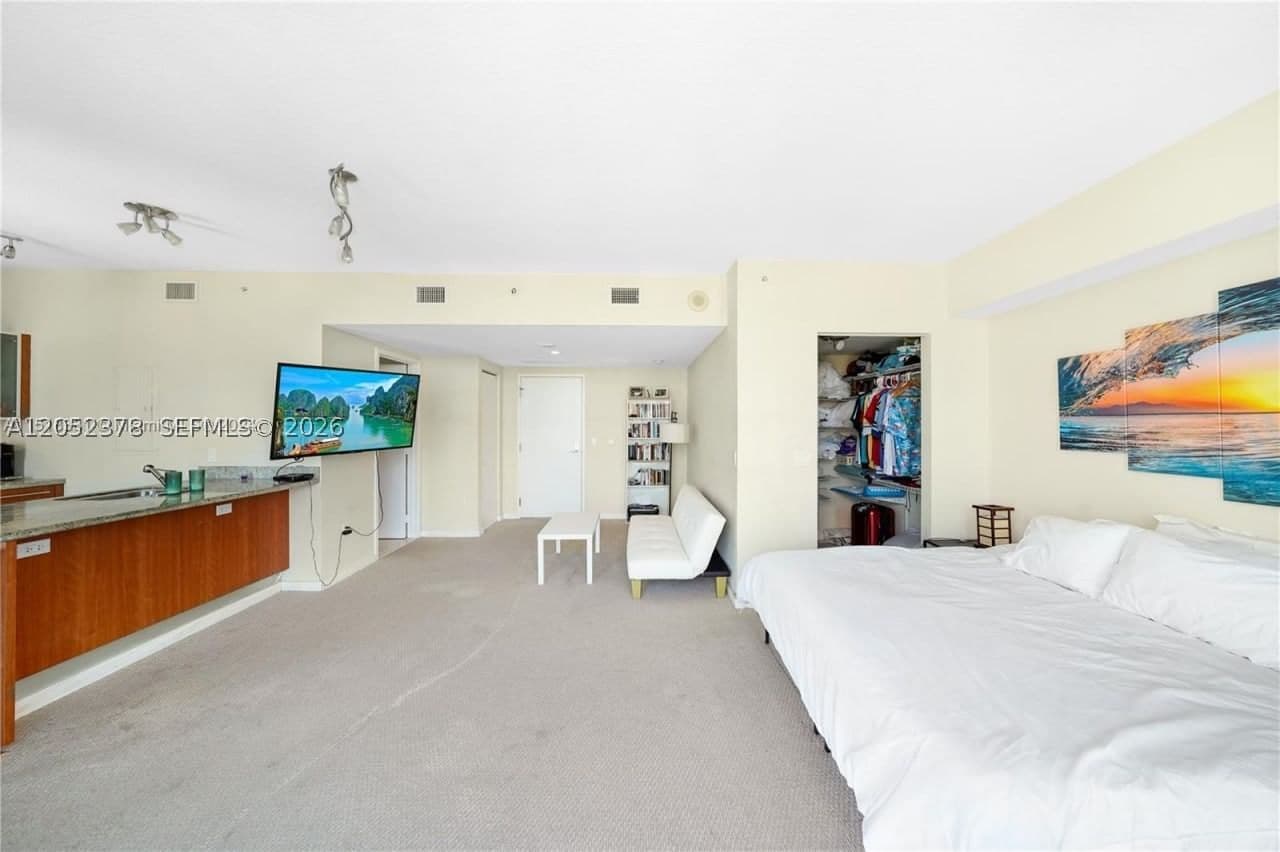 Condo — 185 7th St #3100, Miami, FL 33130
