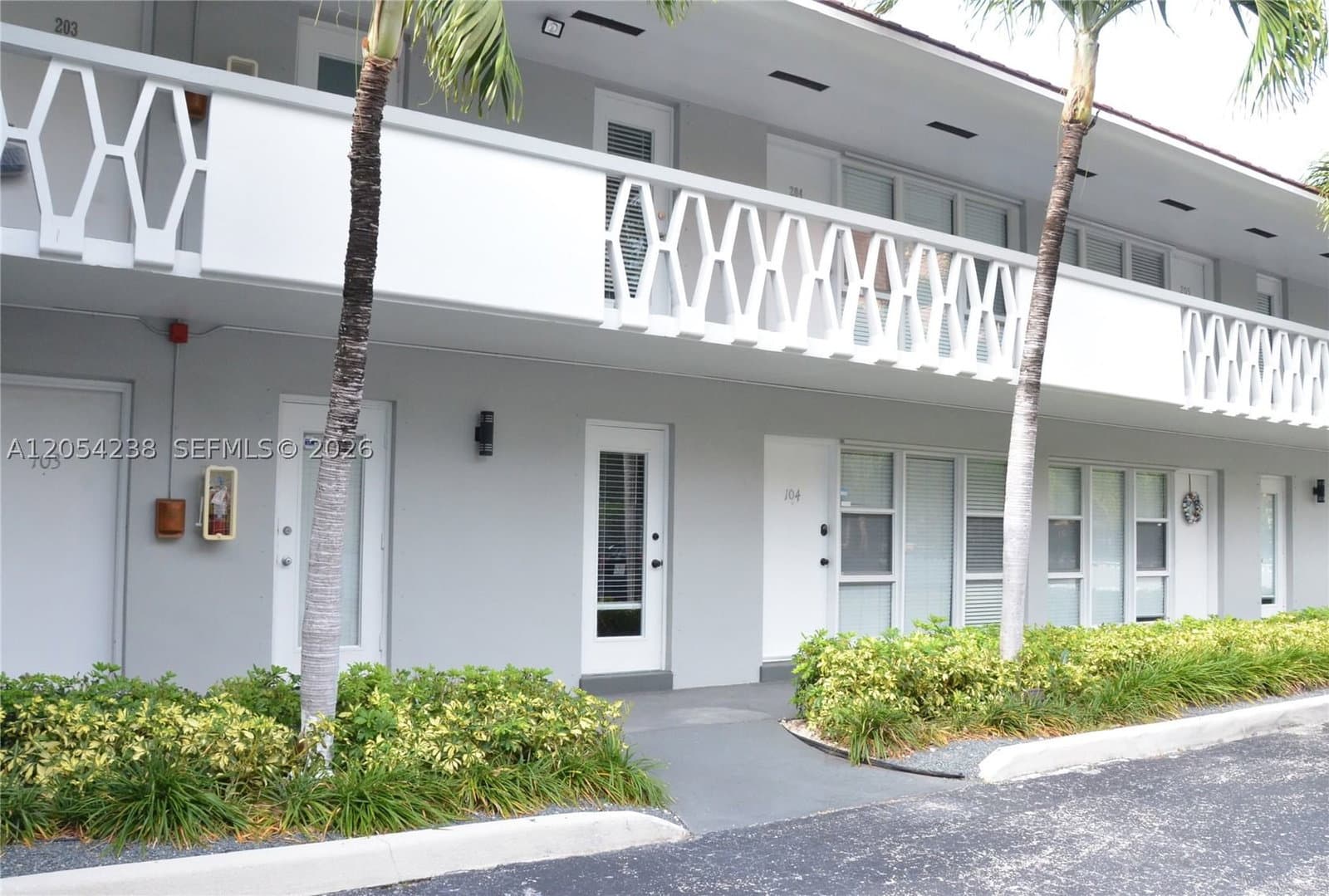 1-bedroom Condo — 35 Edgewater Dr #104, Coral Gables, FL 33133