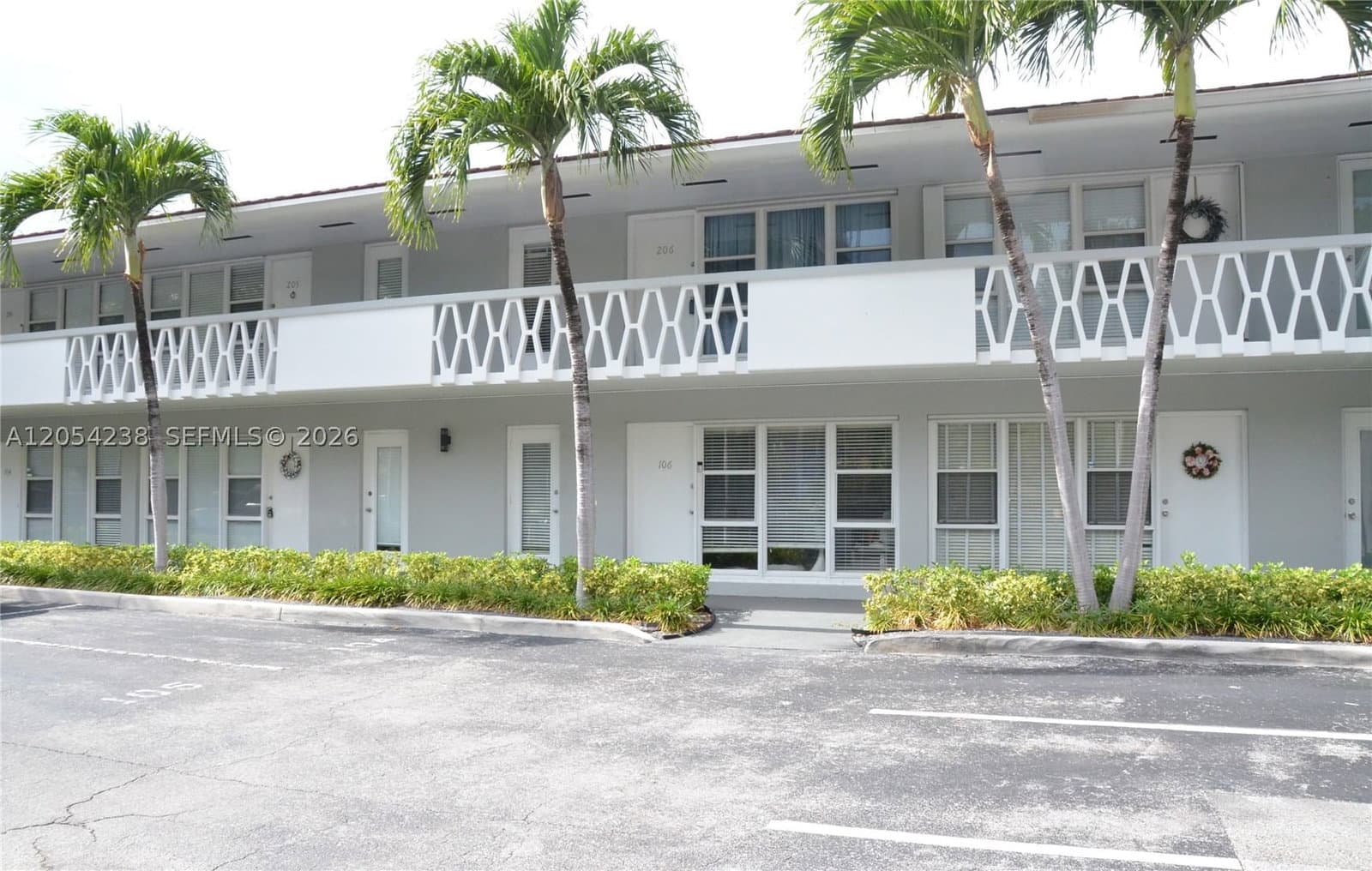 1-bedroom Condo — 35 Edgewater Dr #104, Coral Gables, FL 33133