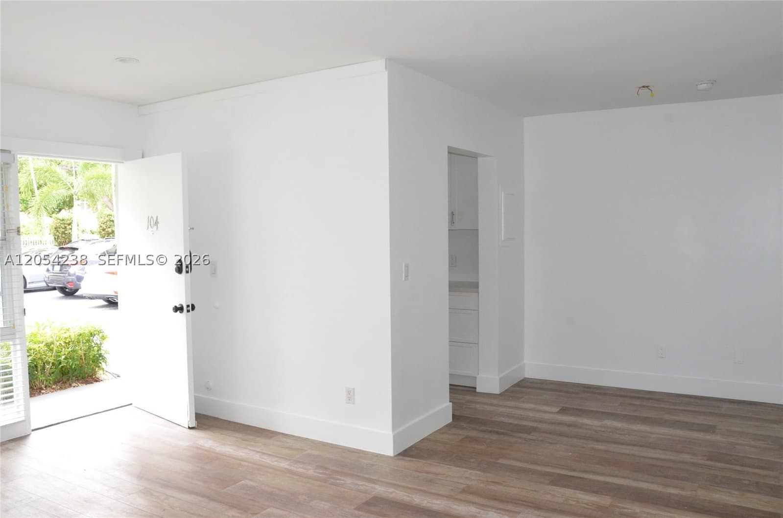 1-bedroom Condo — 35 Edgewater Dr #104, Coral Gables, FL 33133