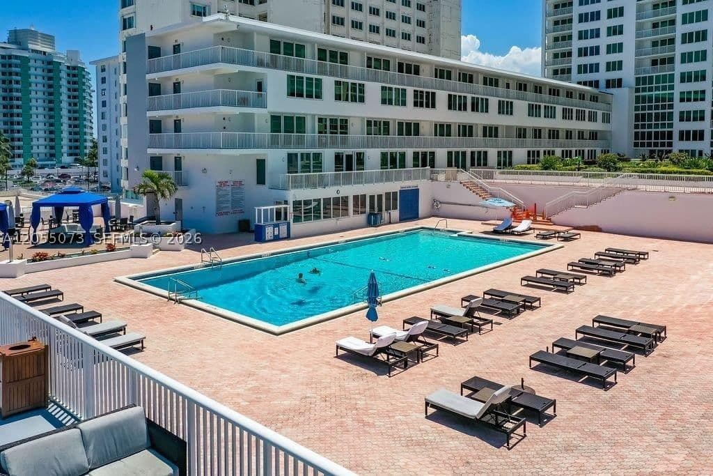 1-bedroom Condo — 5401 Collins Ave #513, Miami Beach, FL 33140