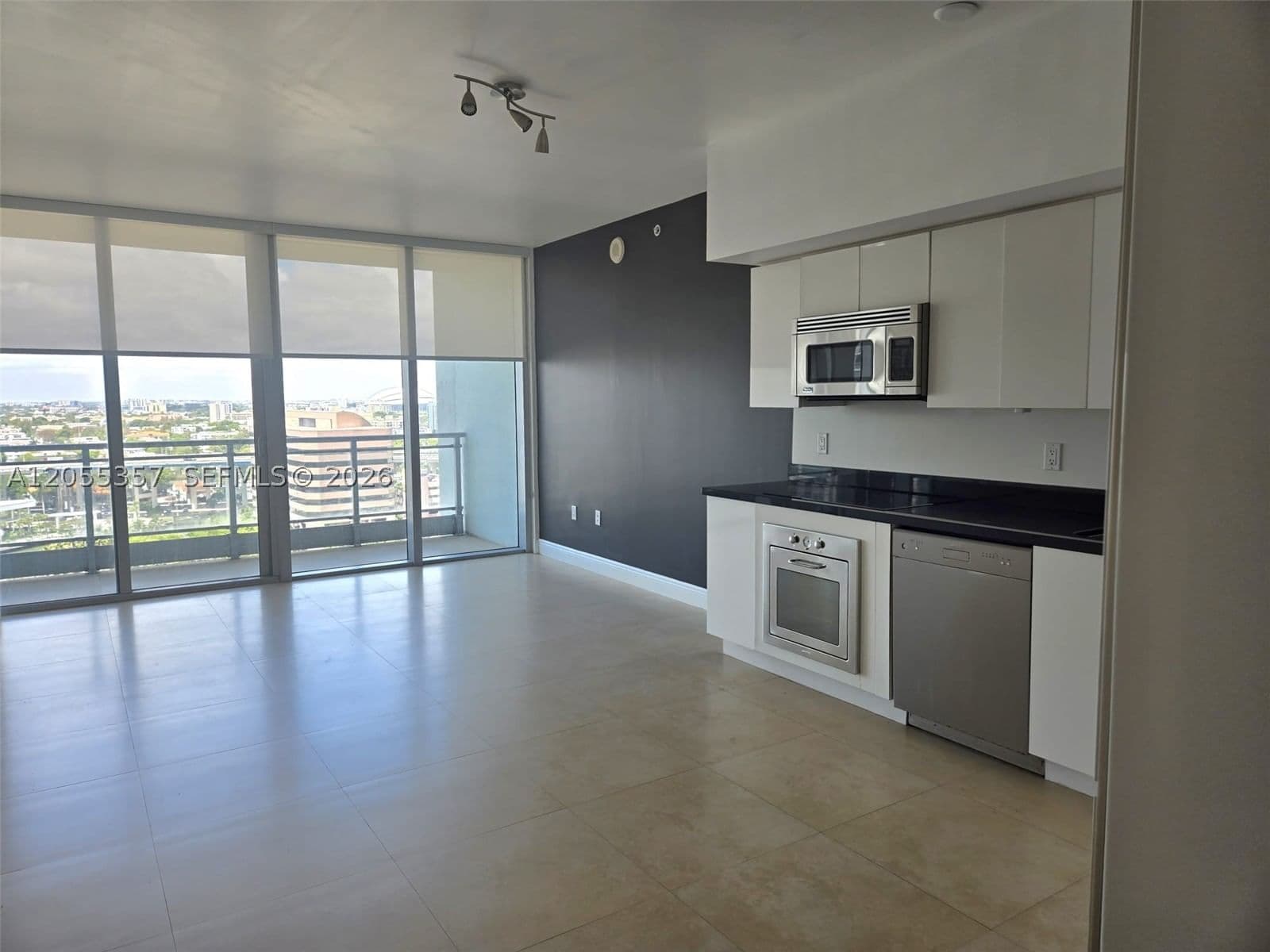 1-bedroom Condo — 92 3rd St #1808, Miami, FL 33130