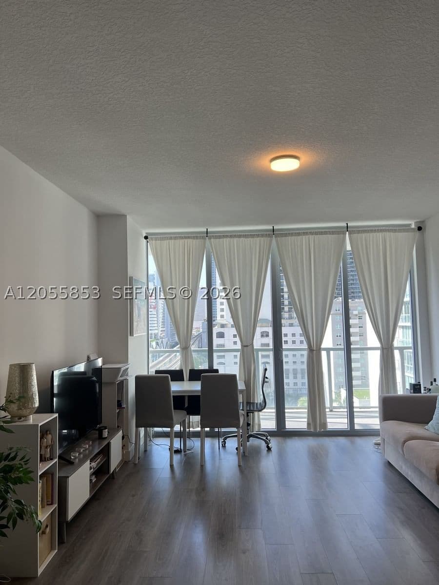 1-bedroom Condo — 79 12th St #1511-S, Miami, FL 33130