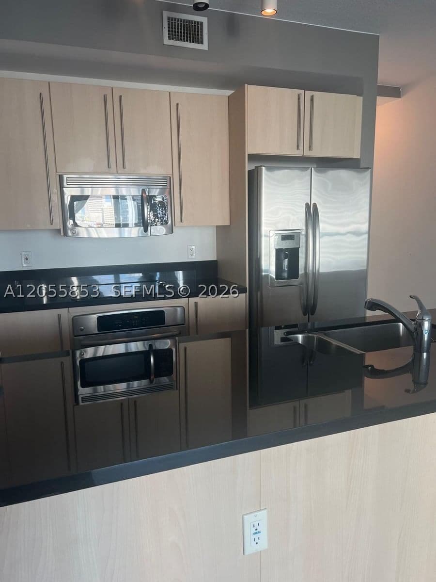 1-bedroom Condo — 79 12th St #1511-S, Miami, FL 33130